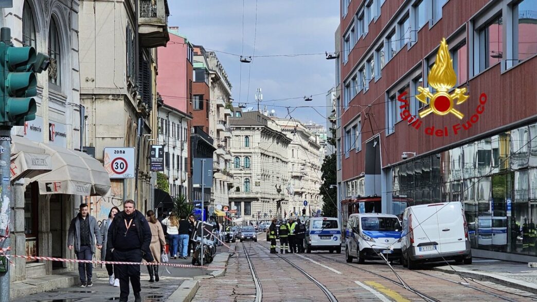 Escavatore danneggia linea ele