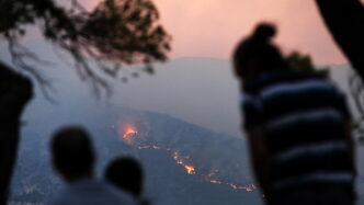 Incendio boschivo tra Genova e