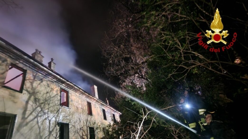 Incendio devasta l27ex ospedale