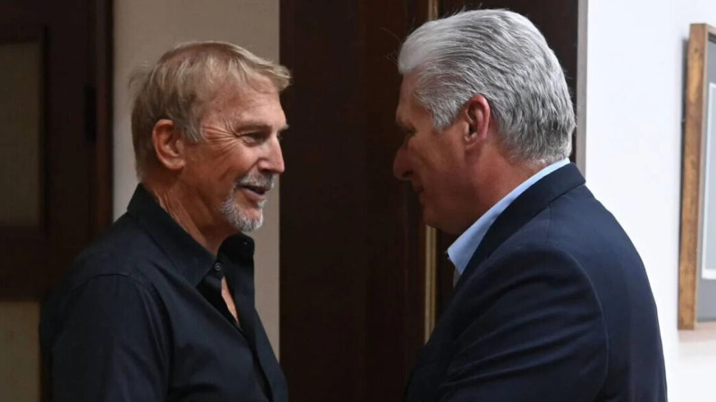 Kevin Costner visita Cuba in u