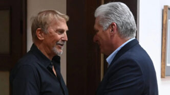 Kevin Costner visita Cuba in u