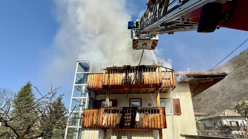 Palazzina colpita da incendio