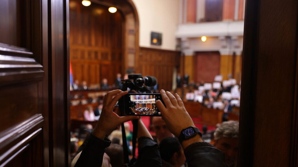 Proteste violente al Parlament