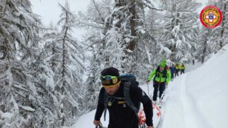 Scialpinista travolto da valan