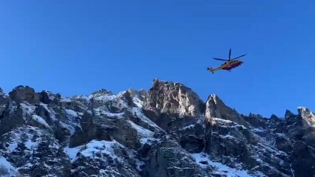 Soccorritori in azione dopo un